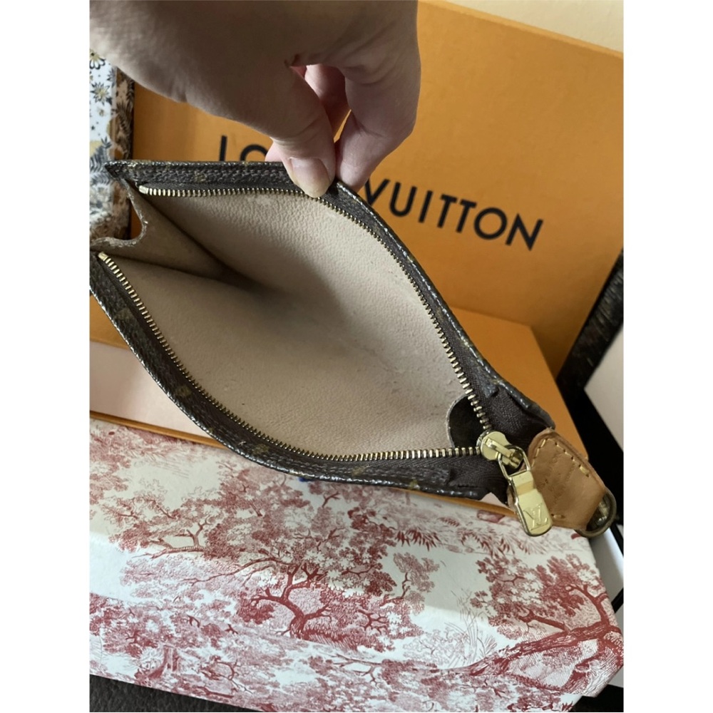 LOUIS VUITTON Pochette Accessoire monogram crossbody - Picture 4 of 8